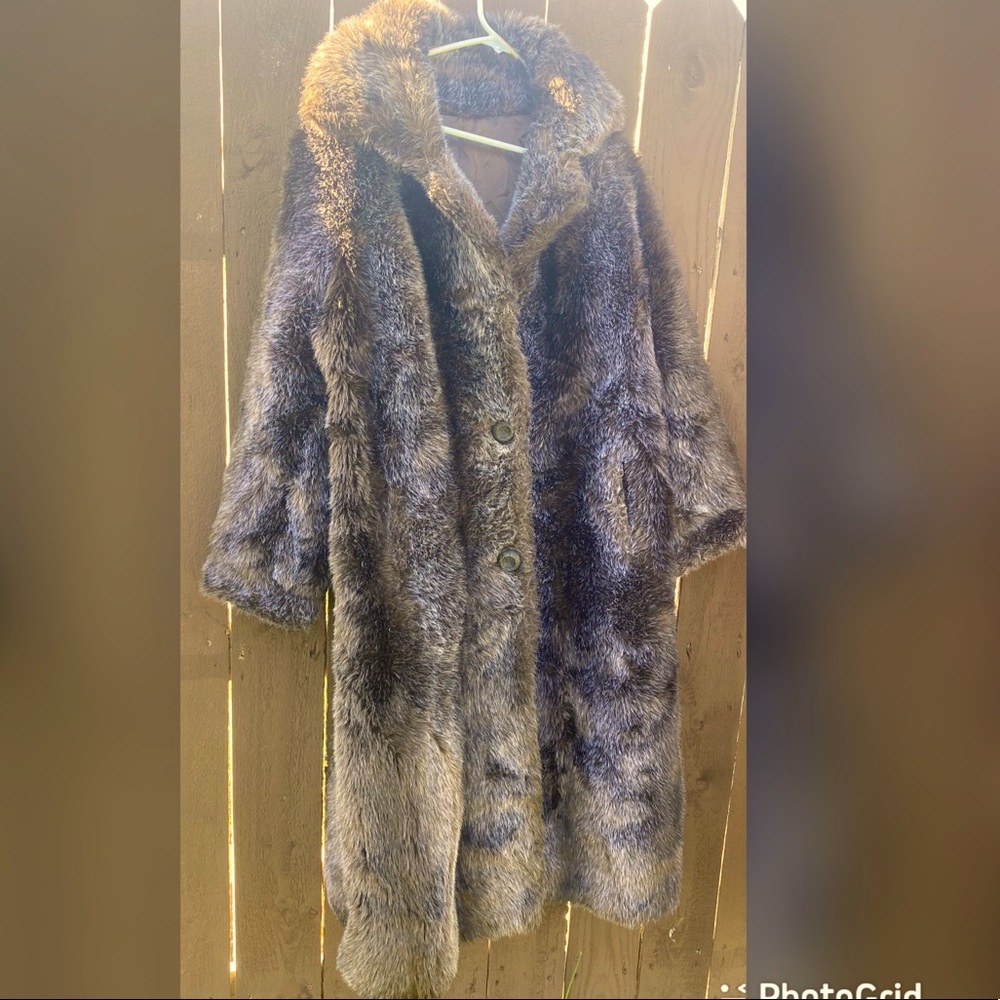 Hillmoor New York Faux Fur coat!!! Size Large.